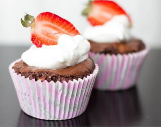 Шоколадные маффины со взбитыми сливками