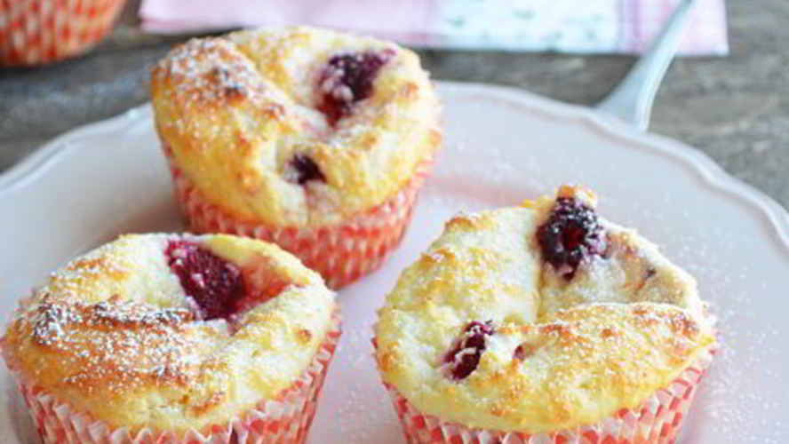 Рецепт творожных маффинов с кокосом и малиной