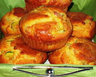Закусочные маффины с беконом и цукини
