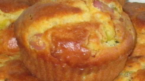закусочные маффины с беконом и цукини