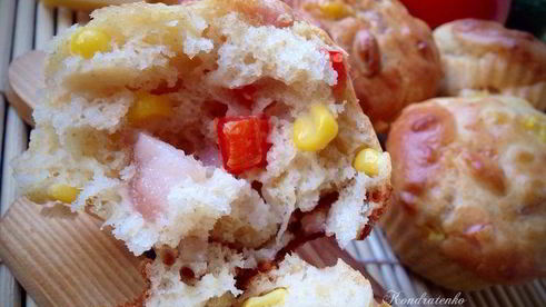 закусочные маффины с кукурузой, беконом и сладким перцем
