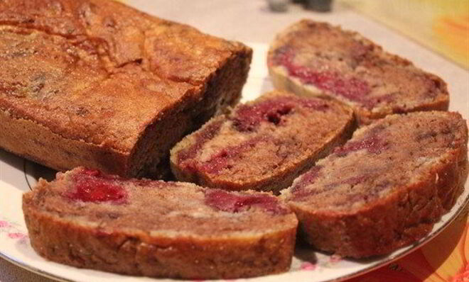 Манник на кефире с ежевично-банановым кремом и какао