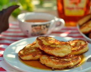 Дрожжевые оладьи с яблоками