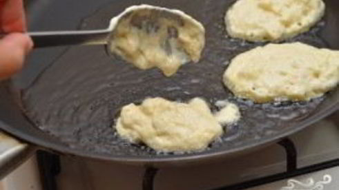 дрожжевые оладьи с яблоками