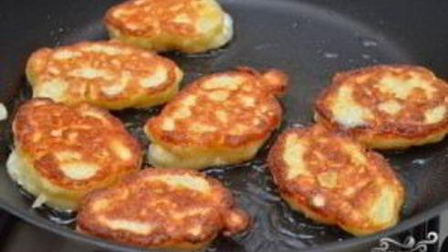 дрожжевые оладьи с яблоками