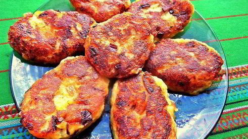 картофельные оладьи с колбасками