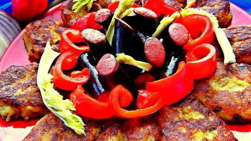 картофельные оладьи с колбасками