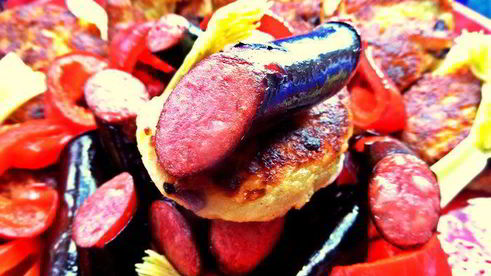 картофельные оладьи с колбасками