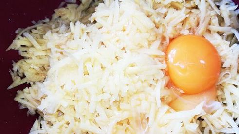 картофельные оладьи с сазаньей икрой