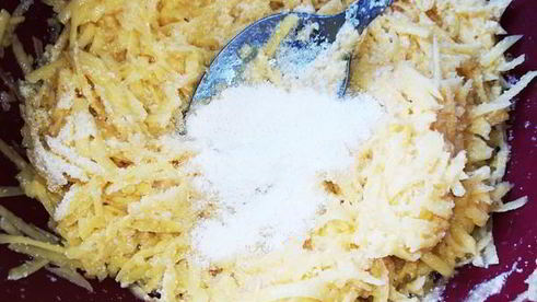 картофельные оладьи с сазаньей икрой