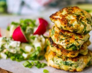Куриные оладьи с дачным овощным салатом со сметаной
