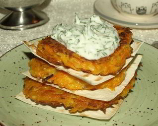 Морковные оладьи на хрустящих крекерах с йогуртовым соусом