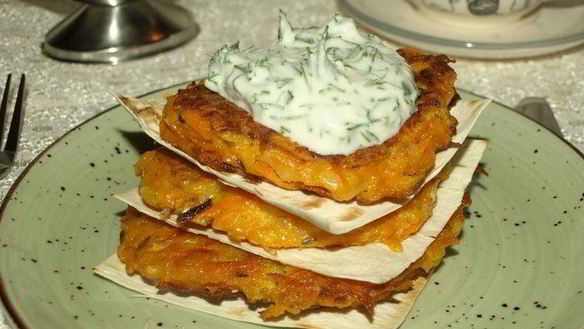 Рецепт Морковных оладий на хрустящих крекерах с йогуртовым соусом