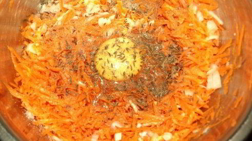 морковные оладьи на хрустящих крекерах с йогуртовым соусом