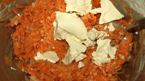 морковные оладьи на хрустящих крекерах с йогуртовым соусом