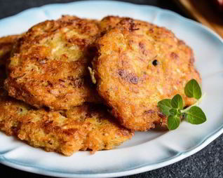 Оладьи из кабачков и сосисок на сковороде