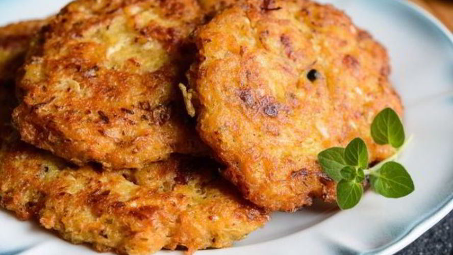 Рецепт оладий из кабачков и сосисок на сковороде