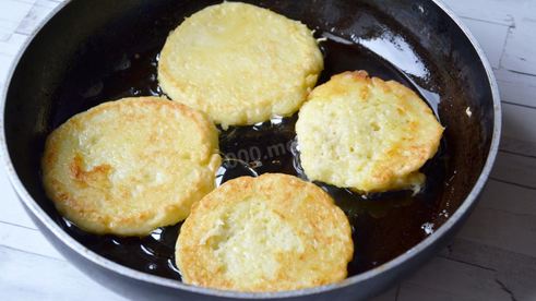 оладьи из картофельного пюре на сметане