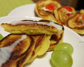 Оладьи с персиками и без