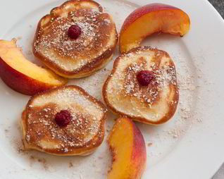 Оладьи с персиками