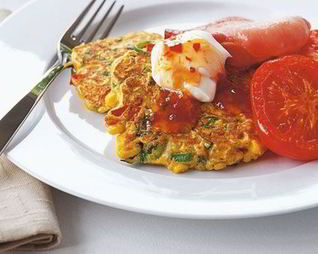 Оладьи со сладкой кукурузой, томатами и беконом