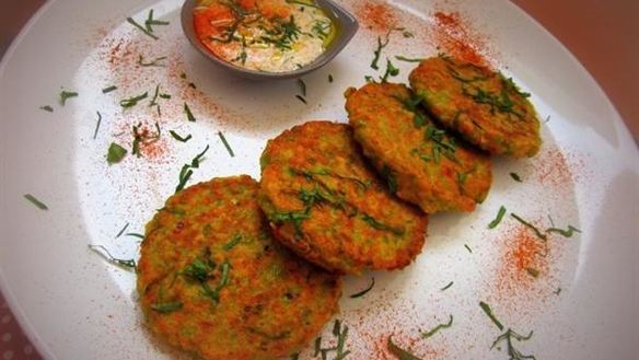 Рецепт Овощных оладий с йогуртовым соусом