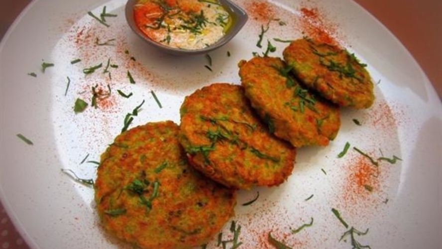 Рецепт овощных оладий с йогуртовым соусом