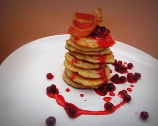 Овсяные оладьи с клюквенным соусом и хрустящим беконом