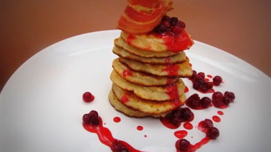 Рецепт овсяных оладий с клюквенным соусом и хрустящим беконом