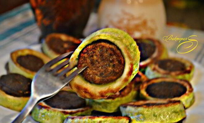 Печеночные оладьи в кабачках