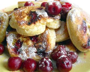 Пышные оладьи с вишней