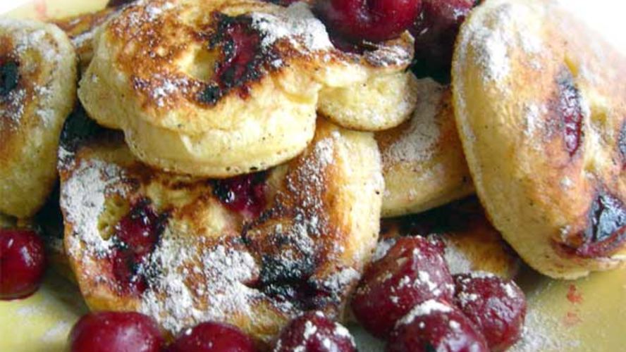 Рецепт пышных оладий с вишней