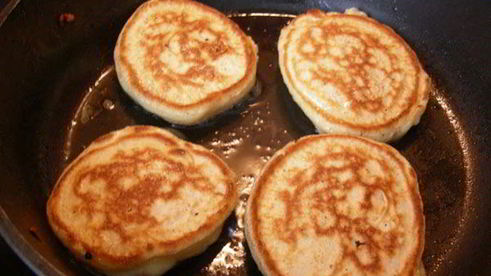 пышные оладьи с вишней