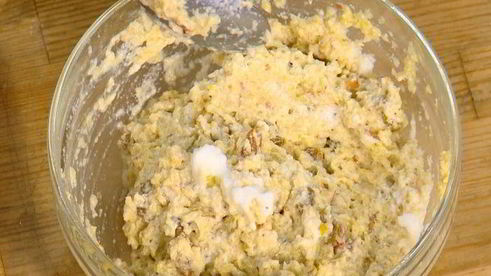 яблочные оладушки с грецкими орехами и изюмом