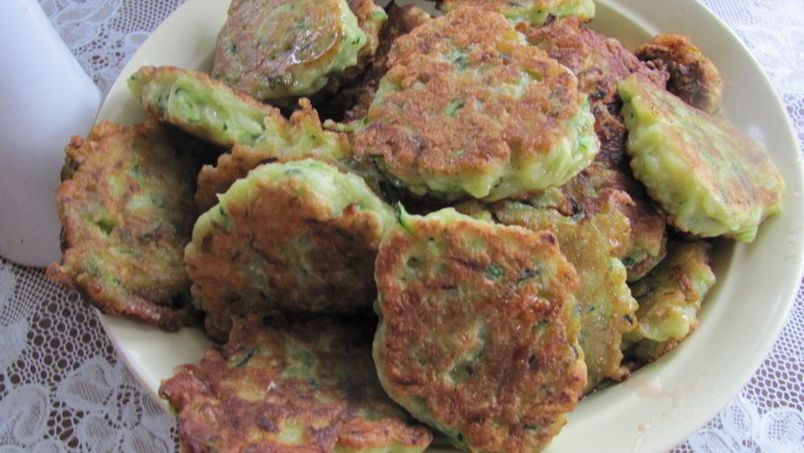 Рецепт золотистых оладий из кабачков