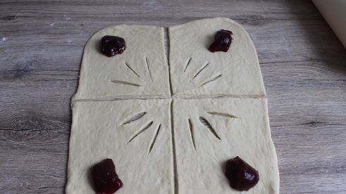 дрожжевые рогалики с джемом