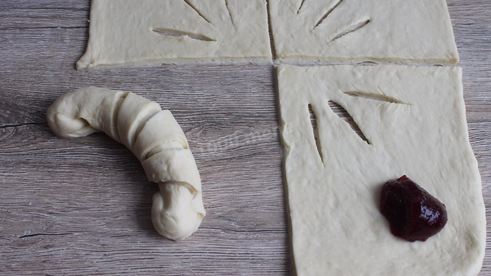 дрожжевые рогалики с джемом