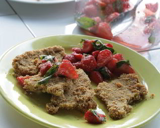 Кукурузное печенье с клубничным соусом