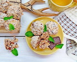 Печенье с кокосом, орехами и шоколадом