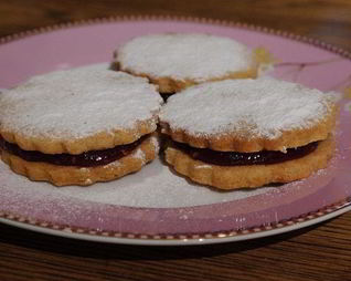 Печенье с малиновым джемом