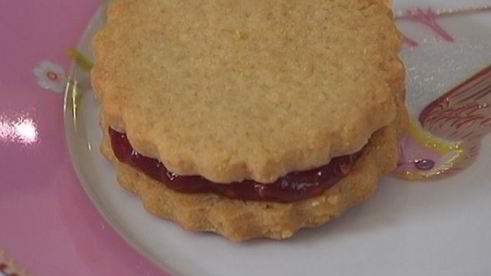 печенье с малиновым джемом