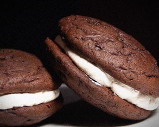 Печенье шоколадное с ванильной прослойкой