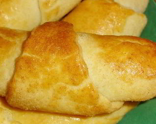 Рогалики с абрикосовым вареньем и грецкими орехами