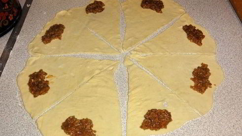 рогалики с абрикосовым вареньем и грецкими орехами