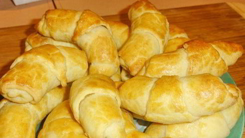 рогалики с абрикосовым вареньем и грецкими орехами