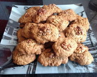 Шоколадное печенье с орешком