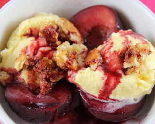 Сливовый десерт с ванильным мороженым и медовым печеньем