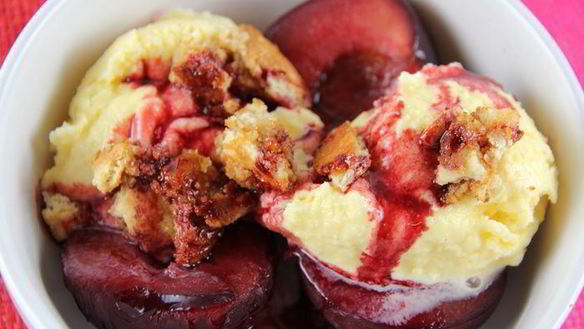 Рецепт Сливового десерта с ванильным мороженым и медовым печеньем