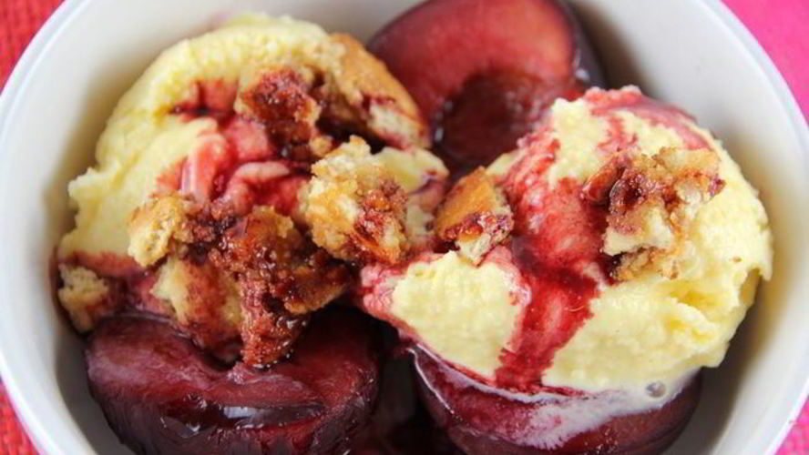 Рецепт сливового десерта с ванильным мороженым и медовым печеньем