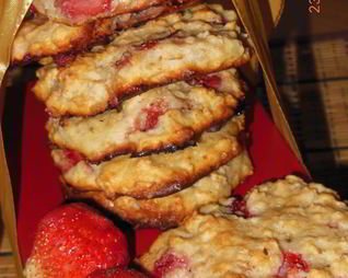 Творожно-овсяное печенье с клубникой